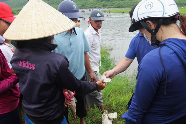 Dân Hà Tĩnh hò vang trời ào xuống đầm bắt cá cầu may - Ảnh 11.