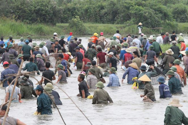 Dân Hà Tĩnh hò vang trời ào xuống đầm bắt cá cầu may - Ảnh 3.