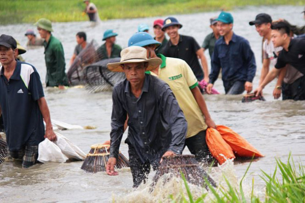 Dân Hà Tĩnh hò vang trời ào xuống đầm bắt cá cầu may - Ảnh 7.