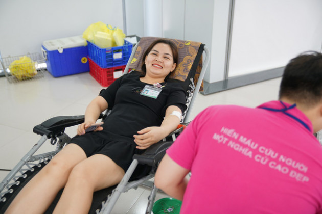 Dân văn phòng hào hứng tham gia hiến máu tình nguyện - Ảnh 1.