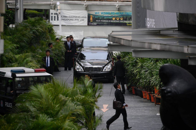 Dàn vệ sĩ áo đen siêu ngầu tái hiện màn chạy bộ tháp tùng ông Kim Jong-un tại Singapore - Ảnh 2.