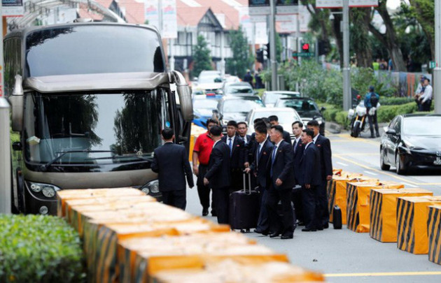 Dàn vệ sĩ áo đen siêu ngầu tái hiện màn chạy bộ tháp tùng ông Kim Jong-un tại Singapore - Ảnh 4.