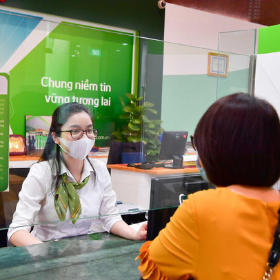 Đang lãi hàng nghìn tỷ từ dịch vụ thanh toán, vì sao Vietcombank đưa ra chính sách miễn phí chuyển tiền online?