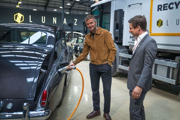 Danh thủ David Beckham chơi lớn khi mua 10% cổ phần hãng xe điện hóa Rolls-Royce, Jaguar và Range Rover - Ảnh 1.