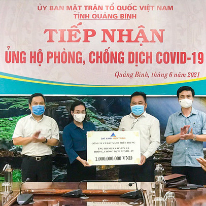 Đất Xanh Miền Trung hỗ trợ Quảng Bình 1 tỷ đồng, nâng tổng số tiền ủng hộ quỹ vaccine lên 2 tỷ đồng