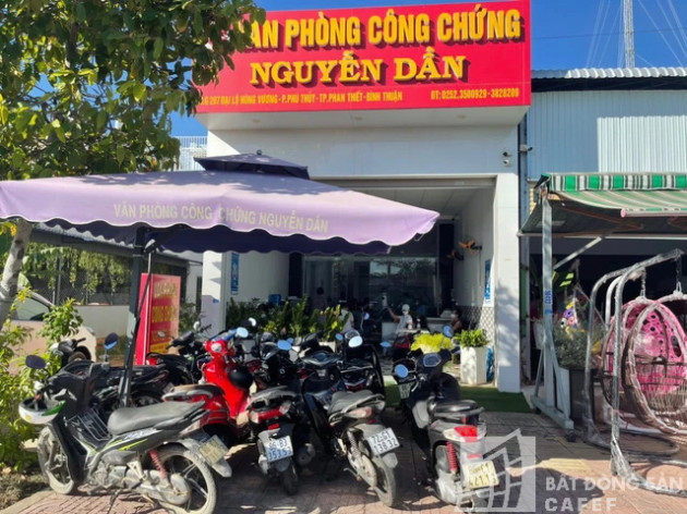 Đầu năm, lại xuất hiện cảnh tượng: Phòng công chứng đất đai đông kín người, hồ sơ “xếp hàng” chờ đến lượt - Ảnh 7.