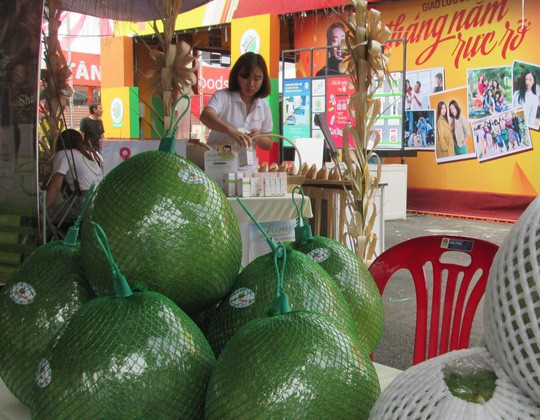 Đến lượt bưởi da xanh rớt giá, xuống vỉa hè bán - Ảnh 2.