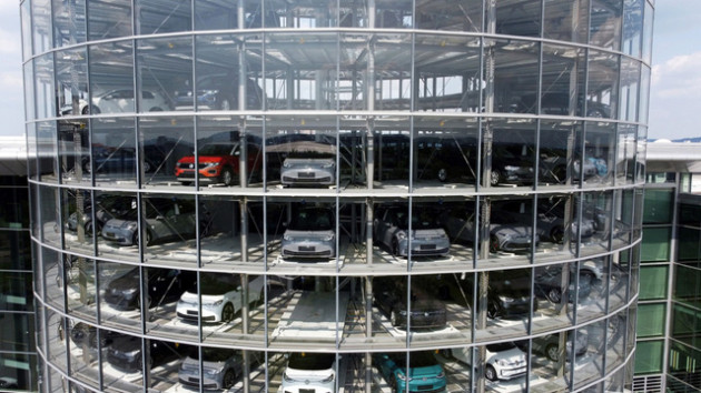  Đến Volkswagen và Toyota còn all in 170 tỷ USD vào xe điện, lẽ nào chúng ta lại bắt VinFast phải lưu luyến xe xăng? - Ảnh 2.