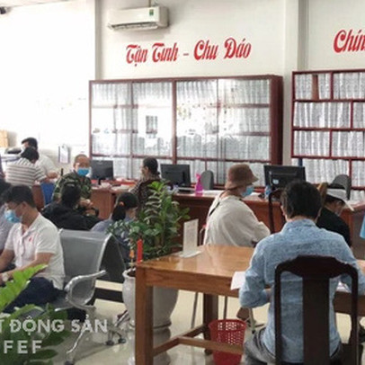 Đi công chứng đất từ 7 giờ sáng đến chiều vẫn chưa đến lượt, thấy gì ở các phòng công chứng đất đai tỉnh lân cận Sài Gòn