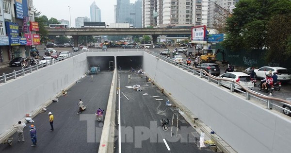 Đi xuyên hầm Lê Văn Lương - công trình xóa ‘điểm đen’ ùn tắc - Ảnh 1.