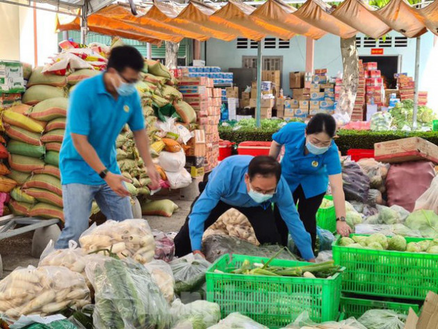 Dịch xâm nhập doanh nghiệp: Ngành chức năng xử lý chậm, công nhân khổ vì ‘giấy thông hành’ - Ảnh 1.