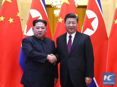 Điều ẩn chứa sau cái bắt tay lịch sử của Kim Jong-un và Tập Cận Bình - Ảnh 1.