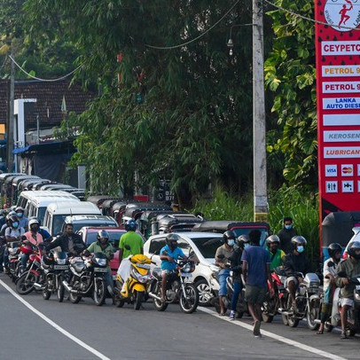 Điều không tưởng ở quốc gia vỡ nợ Sri Lanka: Toàn bộ xe ô tô cá nhân bị "vứt xó" chỉ sau 1 đêm