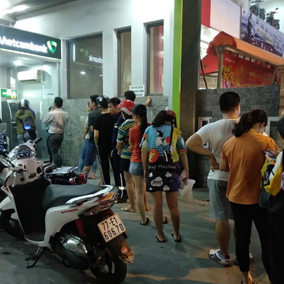 "Dở khóc dở cười" rút tiền ngày Tết: Có người vào cây ATM rút tới 50 triệu, người đứng sau chờ hàng chục phút mới đến lượt