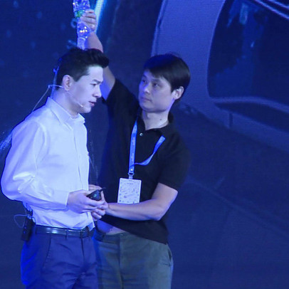 Đổ nước lên đầu CEO Baidu giữa sân khấu, một thanh niên bị bắt