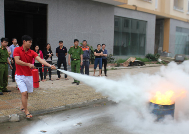 Doanh nghiệp BĐS đẩy mạnh diễn tập phòng cháy, chữa cháy cho cư dân - Ảnh 1.