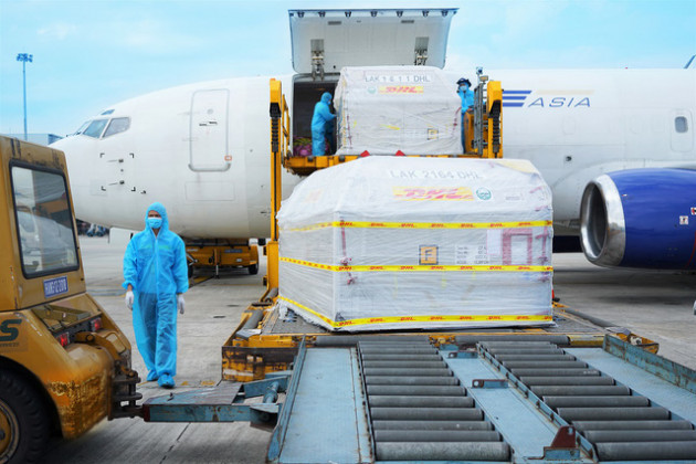 Doanh nghiệp chung tay đẩy lùi Covid-19 giữa tâm dịch Tp.HCM: THACO trao tặng 126 xe chuyên dụng, DHL Express hỗ trợ đưa về lô vắc xin Pfizer - Ảnh 3.