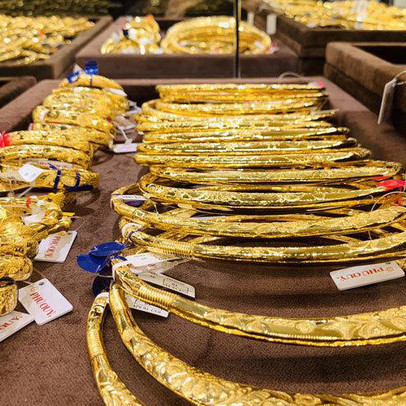 Doanh nghiệp đồng loạt giảm giá bán, tăng giá mua vàng