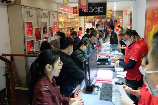 DOJI giảm giá bán vàng ngày Thần Tài 200.000 đồng/lượng, không tính tiền công chế tác - Ảnh 1.