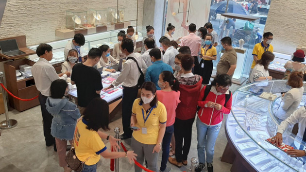 DOJI giảm giá bán vàng ngày Thần Tài 200.000 đồng/lượng, không tính tiền công chế tác - Ảnh 2.