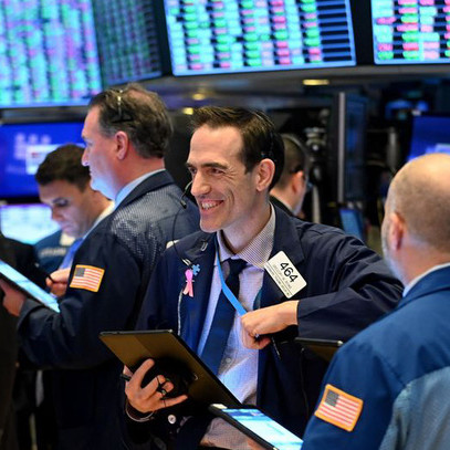 Đón nhận số liệu kinh tế tích cực, Dow Jones tăng gần 500 điểm, S&P 500 chạm đỉnh