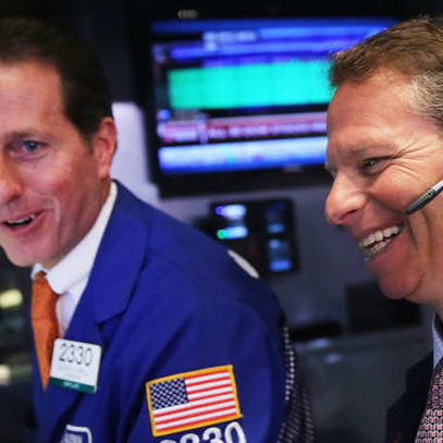 Đón nhận thông tin tích cực từ thử nghiệm vắc-xin và nền kinh tế mở cửa trở lại, Dow Jones ghi nhận đà tăng theo tuần mạnh nhất kể từ tháng 4