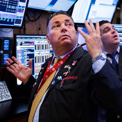 Đón nhận thông tin tiêu cực về thị trường lao động, Dow Jones có lúc mất gần 300 điểm