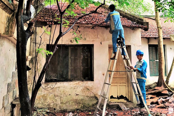 Dọn sạch rác tại biệt thự nguyên chủ tịch TP Hà Nội trả lại 8 năm vẫn bỏ hoang