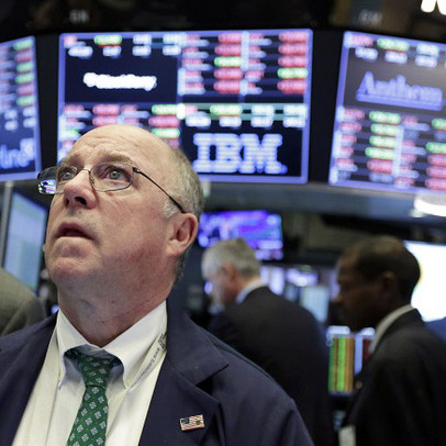 Dow Jones có lúc mất tới hơn 600 điểm, các chỉ số lớn kết thúc chuỗi 5 tuần liên tiếp thăng hoa