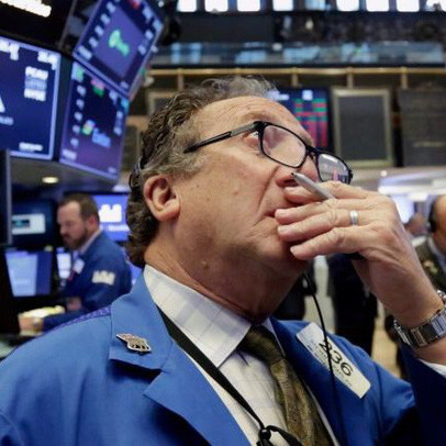 Dow Jones giảm gần 300 điểm, lại là một phiên giao dịch đầy màu đỏ với các nhà đầu tư Mỹ