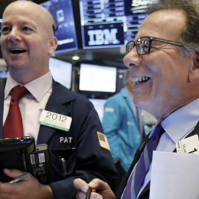 Dow Jones rớt gần 300 điểm trước số liệu kinh tế kém khả quan, Phố Wall vẫn ghi nhận tháng khởi sắc nhất trong nhiều thập kỷ