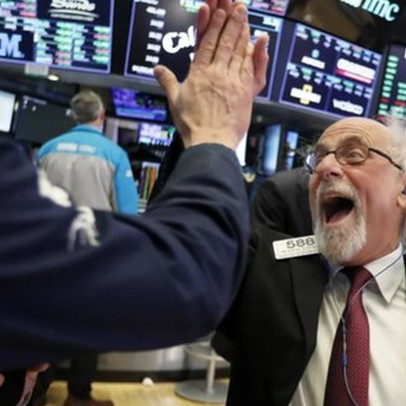 Dow Jones tăng gần 1.600 điểm chỉ trong 2 phiên, liệu thị trường chứng khoán Mỹ đã chạm đáy và đang đi lên?
