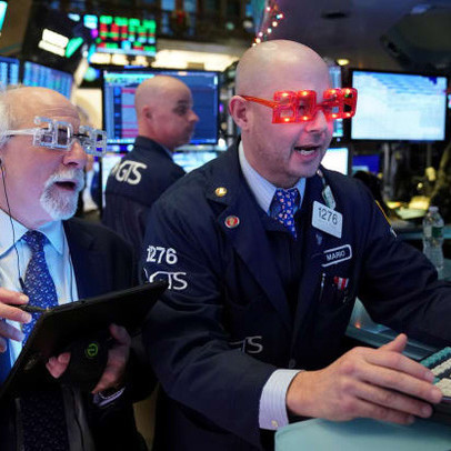 Dow Jones tăng hơn 300 điểm, chứng khoán Mỹ bứt phá và lập đỉnh ngay phiên giao dịch đầu tiên của năm