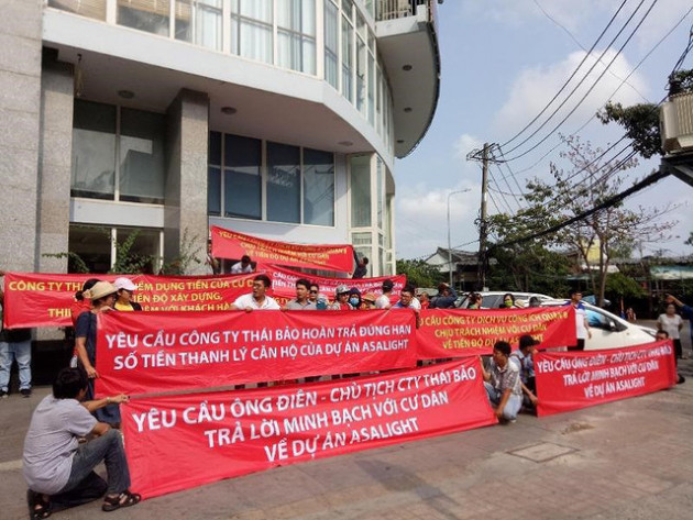 Dự án dừng, người dân căng băng rôn đòi nhà - Ảnh 1.