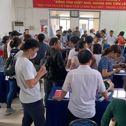 Dự án dừng, người dân căng băng rôn đòi nhà
