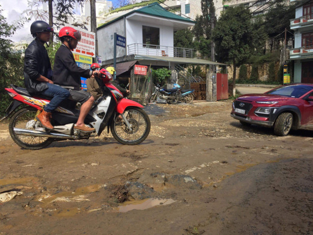 Du lịch phát triển mạnh mẽ, hạ tầng đường sá Sapa chưa theo kịp - Ảnh 5.