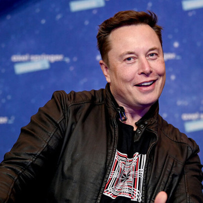 Được Elon Musk chia sẻ, cô gái ngay lập tức bán bức "ảnh chế" giá gần 20.000 USD