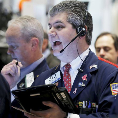 Đường cong lợi suất tiếp tục đảo ngược, Dow Jones có lúc "bay" hơn 400 điểm