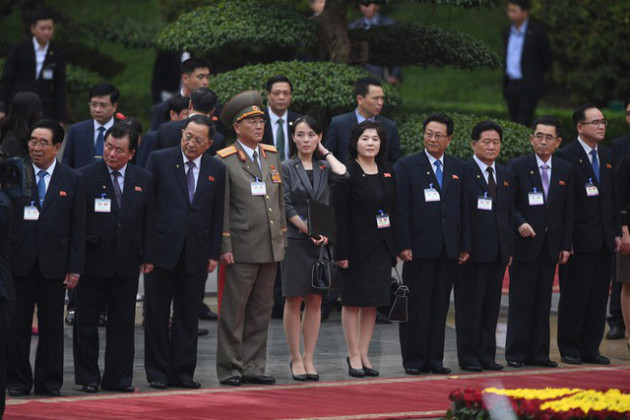  Em gái ông Kim Jong Un duyên dáng nhận hoa trong lễ đón chính thức tại Phủ chủ tịch - Ảnh 2.