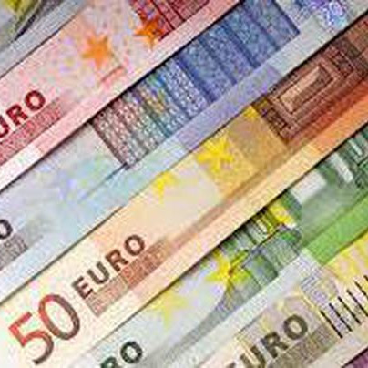 Euro và vàng tăng vọt do ECB tăng lãi suất lần đầu tiên sau 11 năm, USD quay đầu giảm