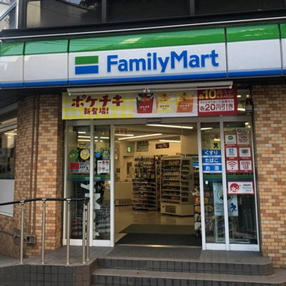 FamilyMart Nhật Bản cho 10% nhân viên từ 40 tuổi trở lên tự nguyện nghỉ việc