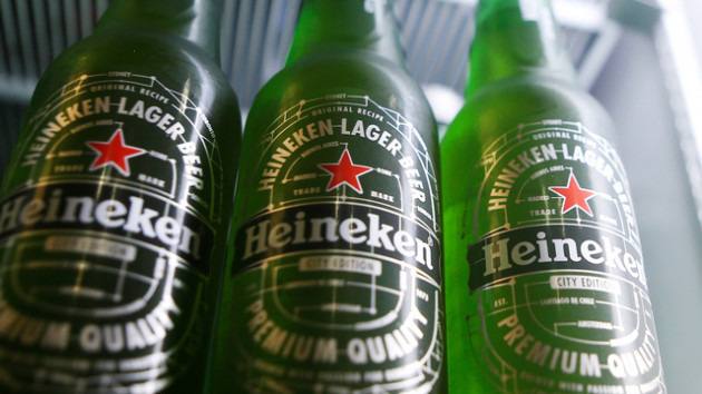 Financial Times: Thị trường Việt Nam đóng góp tới 12% lợi nhuận toàn cầu, cổ phiếu Heineken rớt mạnh trước bất lợi từ Nghị định 100 - Ảnh 1.