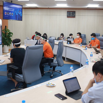 FPT khai màn giao dịch nội bộ, kỳ vọng lớn vào thị trường CNTT 2021