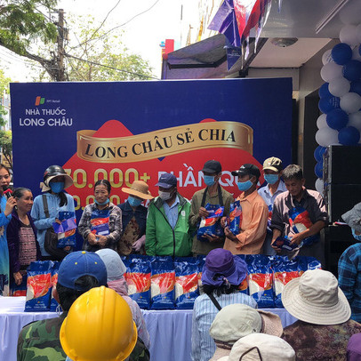 FPT Long Châu trao tặng miễn phí 210.000 ngày thuốc và 140 tấn gạo trên toàn quốc