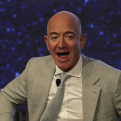 Gần 100.000 người ký 2 kiến nghị không cho tỉ phú Jeff Bezos trở lại trái đất