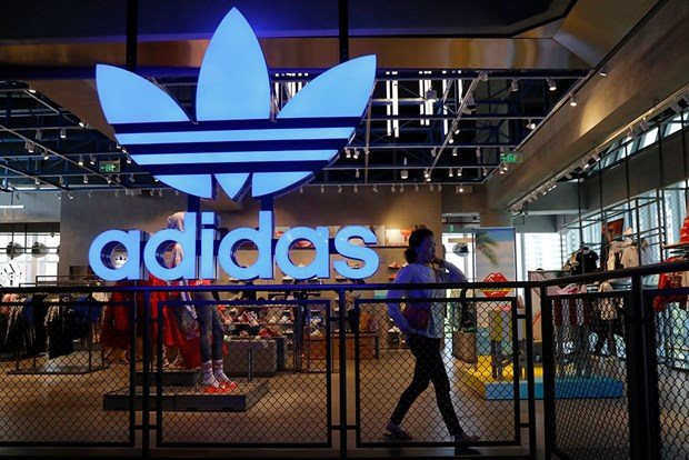 Gánh nặng “tỷ đô” từ núi giày chất đống trong kho, Adidas loay hoay tìm lối thoát - Ảnh 1.