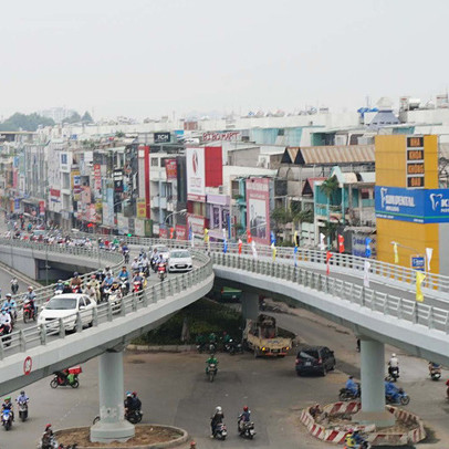 Giá BĐS vùng ven Tp.HCM tăng phi mã, treo trên đỉnh khiến người dân "khóc dở mếu dở"