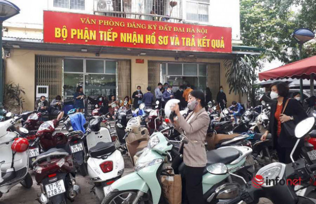 Giá đất nhảy múa”, nửa đêm đập cửa hỏi mua, phòng đăng ký nhà đất Hà Nội có gì khác lạ? - Ảnh 1.