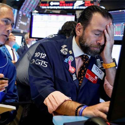 Giá dầu rớt xuống mức thấp kỷ lục, Dow Jones mất gần 600 điểm