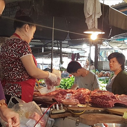 Giá lợn hơi tiếp tục lao dốc: Thương lái "cười", người nuôi và người tiêu dùng "khóc"